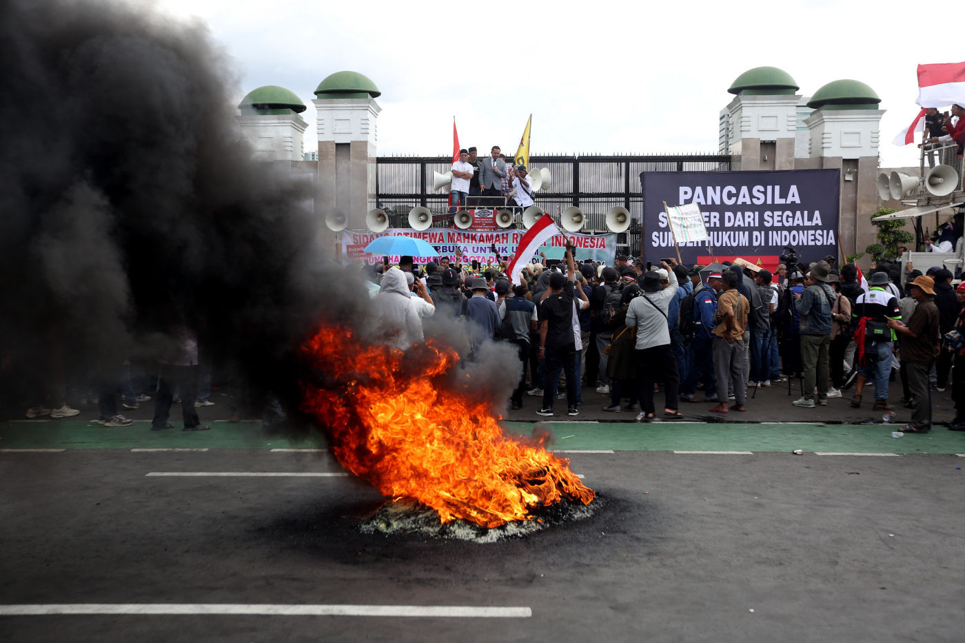 Unjuk rasa di depan Gedung DPR, Jakarta, Selasa (5/3). Aksi yang diwarnai bakar ban ini meminta anggota DPR menggunakan hak angket untuk menelusuri kecurangan Pemilu 2024.
