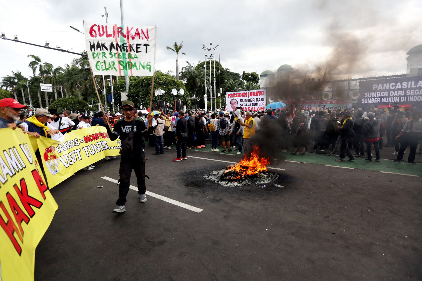 Unjuk rasa di depan Gedung DPR, Jakarta, Selasa (5/3). Aksi yang diwarnai bakar ban ini meminta anggota DPR menggunakan hak angket untuk menelusuri kecurangan Pemilu 2024.