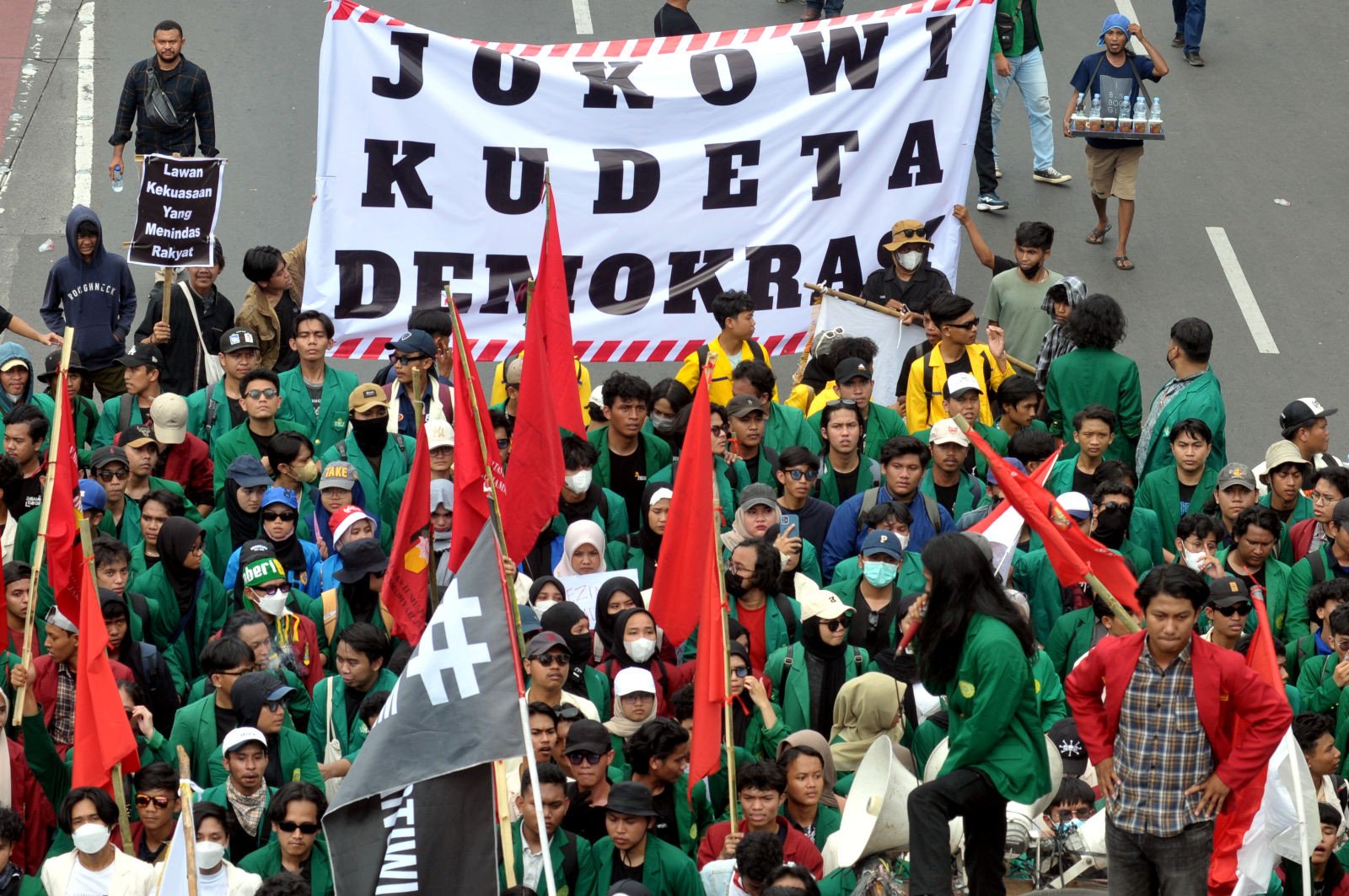 Sejumlah massa menggelar aksi unjuk rasa di depan Gedung DPR, Jakarta, Kamis (22/8). Aksi tersebut sebagai penolakan terhadap revisi Undang-Undang Pemilihan Kepala Daerah (UU Pilkada).