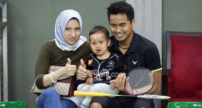 tontowi ahmad bersama istri dan anak