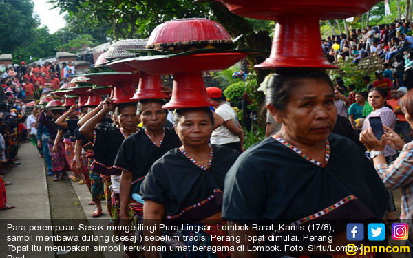 Sesaji Upacar Perang Topat di Pura Lingsar - JPNN Foto