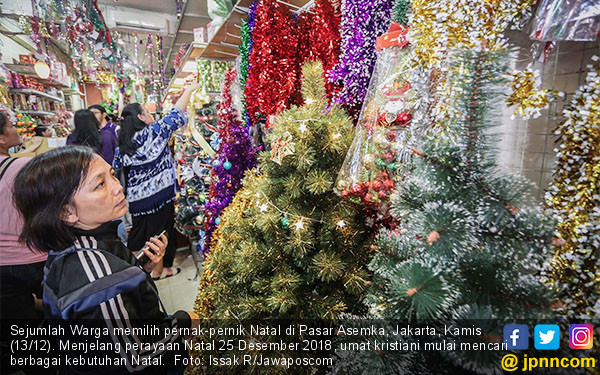  Pernak pernik Natal Mulai Diburu Warga JPNN Foto