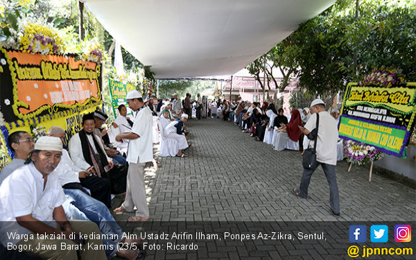 Warga Melayat ke Rumah Alm Ustadz Arifin Ilham - JPNN Foto