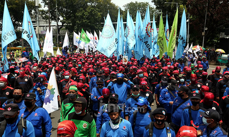 Ribuan Buruh dari Karawang Ikuti May Day di Depan Istana Negara, Mereka Menolak Omnibus Law - JPNN.com