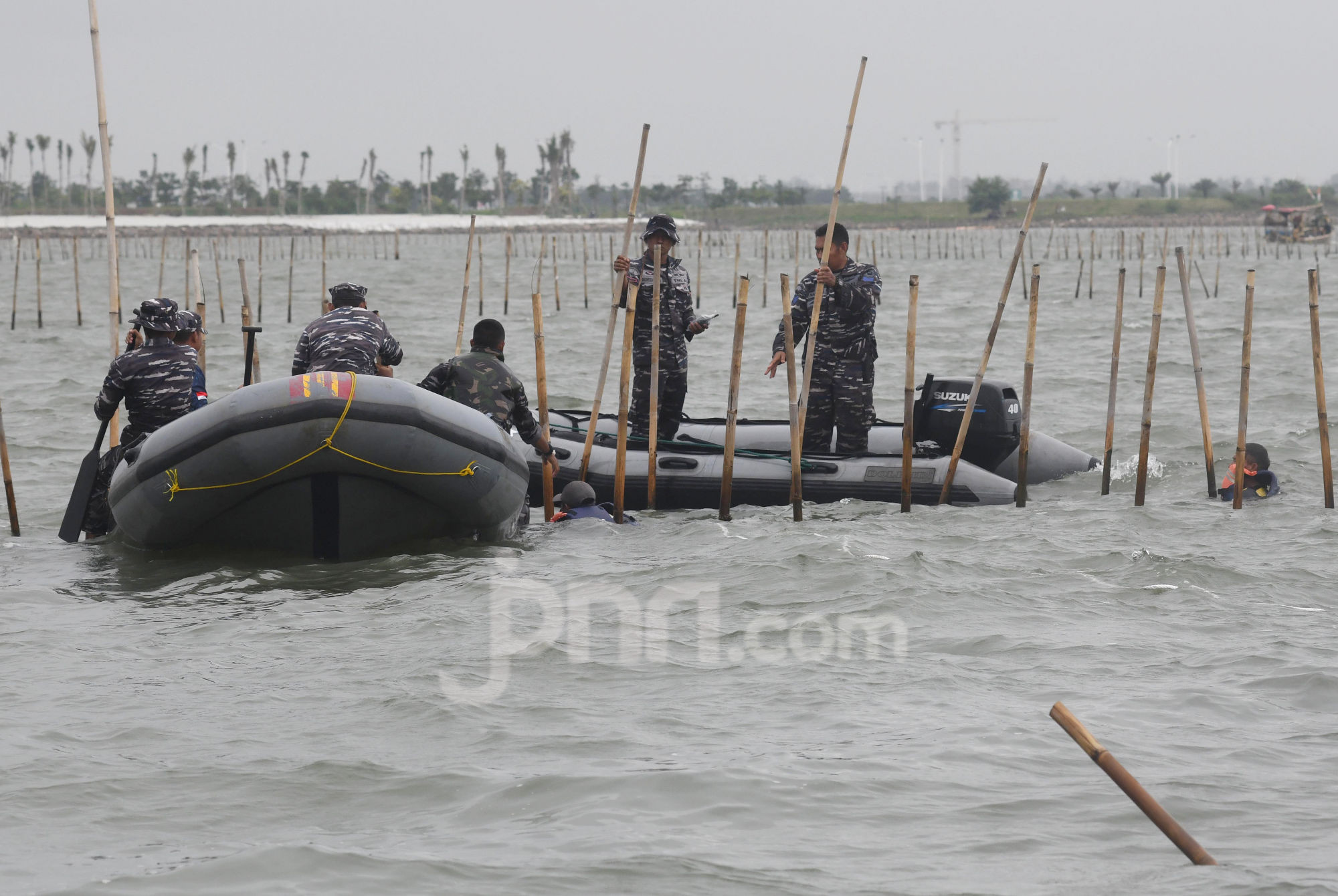 Personel TNI AL, Kementerian Kelautan Perikanan, unsur pemerintah daerah, dan nelayan saat membongkar pagar laut di kawasan Tanjung Pasir, Tangerang, Rabu (22/1). Lebih dari 3000 personel gabungan dan nelayan membongkar pagar laut. Pembongkaran dilakukan dengan menarik pagar dengan menggunakan perahu. Foto: Ricardo/JPNN