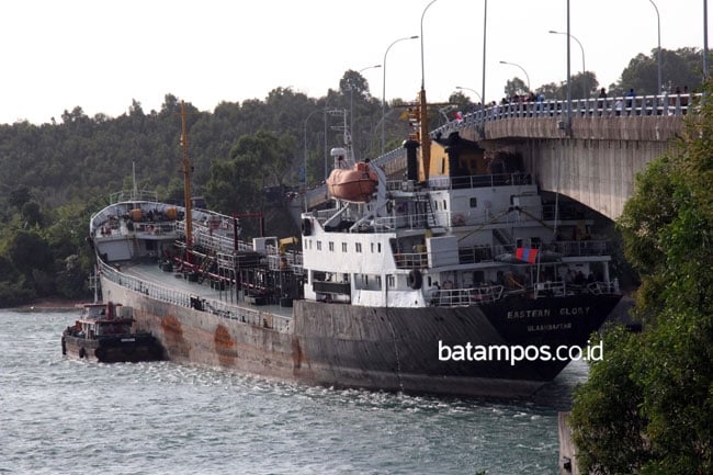 Kapal Tanker Eastern Glory Tabrak Jembatan 2 Barelang