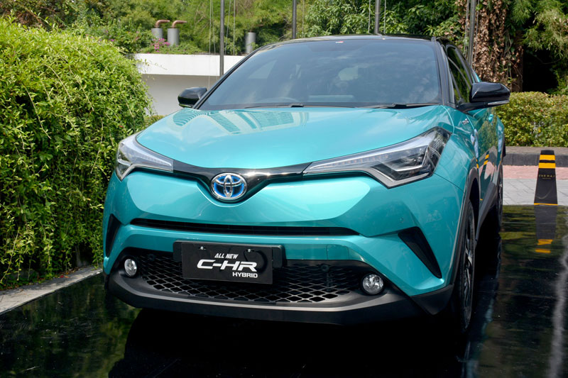 Perbedaan Spesifikasi Toyota C-HR Hybrid, Harga Selisih Rp 30 Jutaan