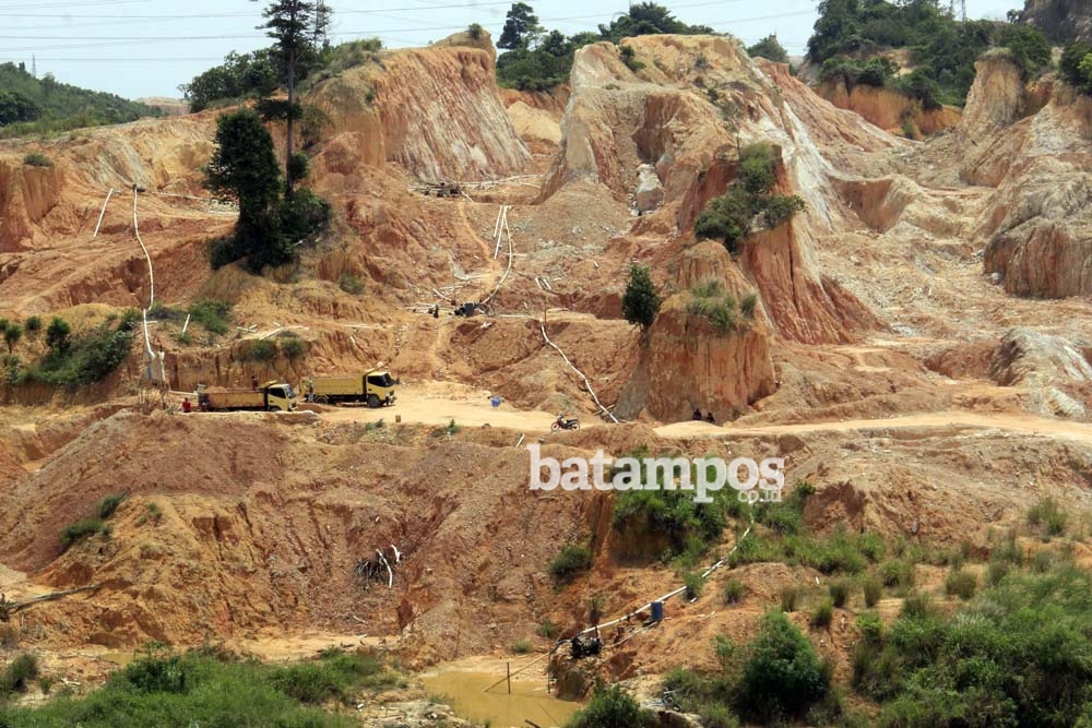 Tambang Pasir Ilegal Beroperasi, Bukit di Batam Makin Gundul