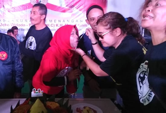 Prabowo Kalah Telak di Jateng, Relawan Jokowi Bersatu Potong Tumpeng