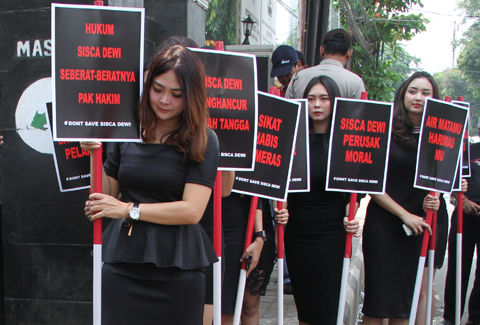 Mbah Mijan Ruwatan Sisca Dewi di Depan Pengadilan