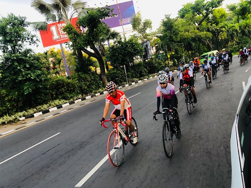 Armuji Lepas Pesepeda Wanita yang Mengampanyekan Kondisi Bali