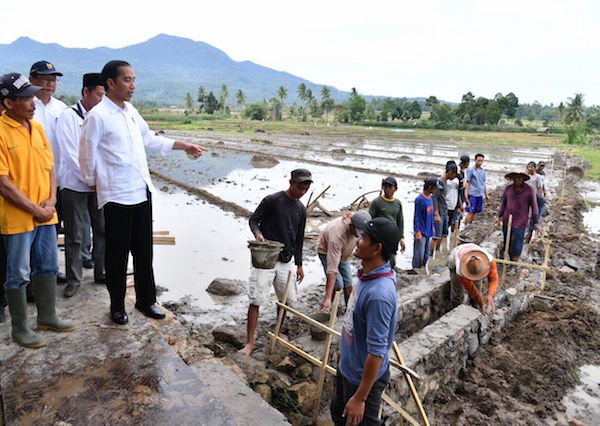 Tinjau Proyek Ini, Jokowi Blusukan ke Lampung Selatan