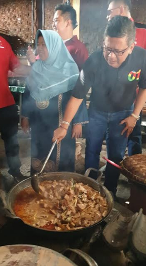 Hasto Promosikan Kuliner Ayam Kampung Bu Gundil di Pringsewu