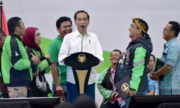 Agar Semua Senang, Jokowi Janjikan Payung Hukum Ojek Online