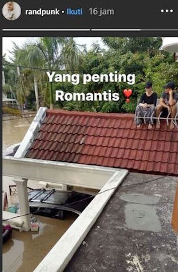 Rumah Terendam Banjir, Randy Ajak Istri Mengungsi ke atap Genteng