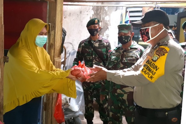 Luar Biasa! Aksi Personel TNI dan Polri Saat Penerapan PSBB Patut Dicontoh