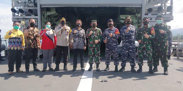Laksma TNI Rahmat Eko Rahardjo Serahkan APD Kepada Danlanal Kotabaru