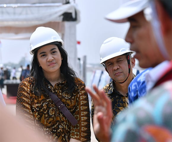 Foto-Foto Putri Indahsari Tanjung dan Andi Taufan Garuda Putra saat Mendampingi Jokowi