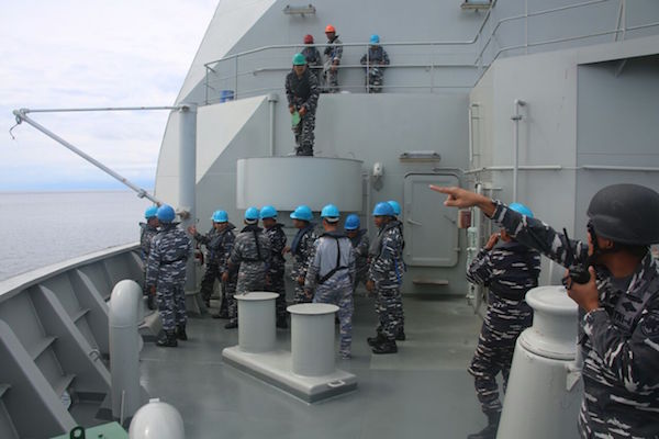 Prajurit KRI Latihan Transfer BBM Antarkapal di Laut Banda