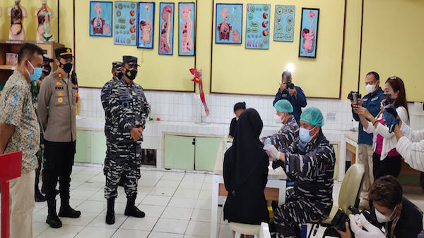 TNI AL Gelar Serbuan Vaksinasi Covid-19 di SMAN 40 Pademangan Jakut, Komandan Pushidrosal Bilang Begini
