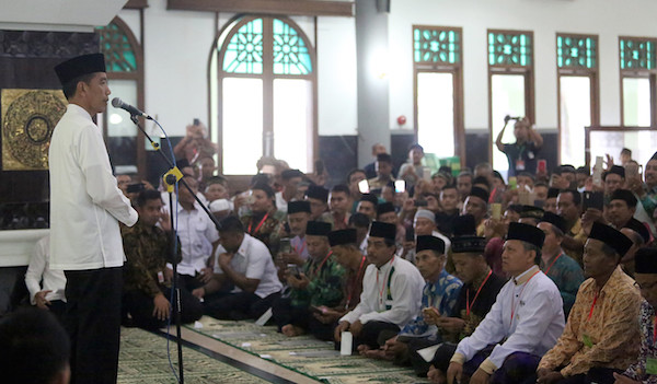 Jokowi Serahkan 253 Sertifikat Wakaf di Ngawi
