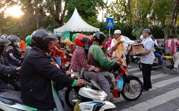Honorer K2 Surabaya Bagi-Bagi Takjil di Dekat Rumah Dinas Wali Kota