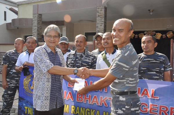 Prajurit TNI AL Bekerja Bakti di Lingkungan Gereja