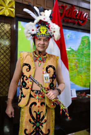 Hari Ini Penampilan Pak Ganjar Bikin Pangling Dengan Pakaian Adat Suku Kenyah Jpnn Com