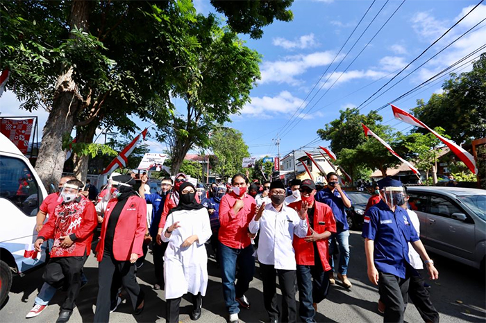 Jalan Kaki ke KPU Banyuwangi, Ipuk Fiestiandani dan Sugirah Dapat Sambutan Hangat Masyarakat