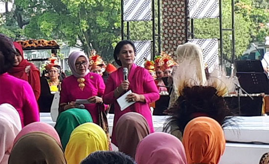 Ibu Iriana dan Mufidah Kompak Pakai Pink di Hari Kartini