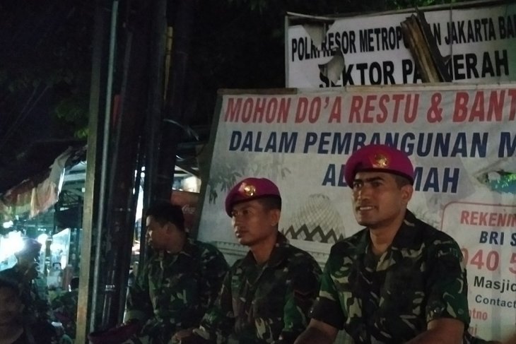 Lihat nih, Polsek Palmerah Dijaga Ketat Sejumlah Anggota TNI AL 