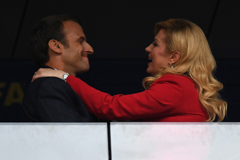 Foto-Foto Kemesraan Presiden Kroasia dan Presiden Prancis