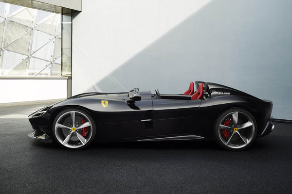 Duo Ferrari Spesial Bermesin V12 Terganas