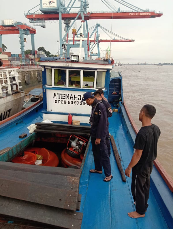 KN Belut Laut Tangkap Kapal Bermuatan BBM Ilegal di Sungai Musi