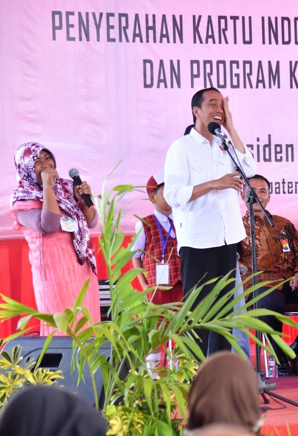 Rini Nekat Naik Panggung Demi Menyalami Jokowi