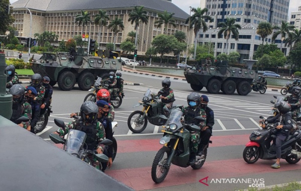 Pasukan TNI Bergerak Bersama 4 Panser Anoa ke Petamburan, Mencopot Baliho Habib Rizieq