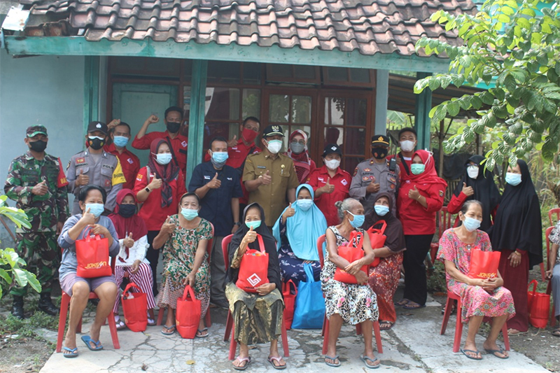 Laskar Ngawi dan IJTI Korda Mataraman Sebar Ratusan Sembako