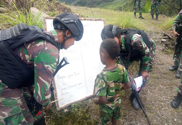Prajurit Penjaga Perbatasan RI - PNG Juga Berperan Sebagai Guru
