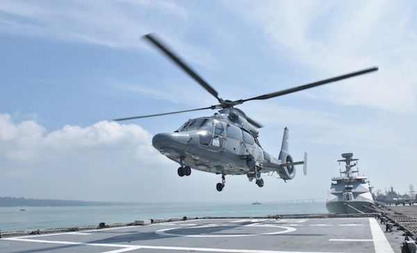 Tim Medis Mengevakuasi Pasien Pakai Helikopter dari Kapal Perang TNI AL, Mohon Doanya
