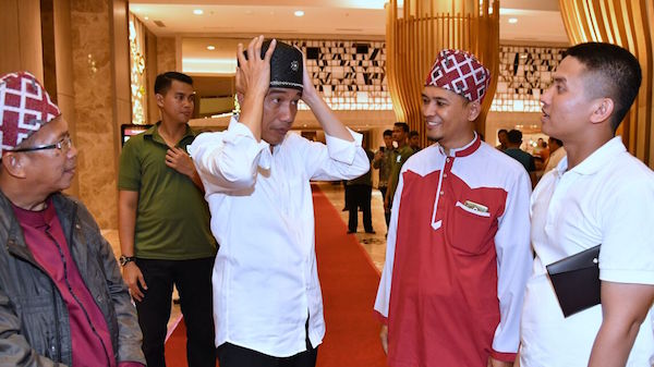 Ada Pak Jokowi di Mal, Warga Rebutan Pengin Foto Bareng