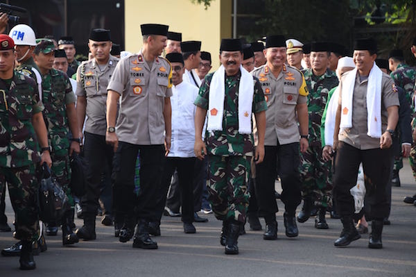 Panglima TNI Santuni Anak Yatim Piatu, Wakapolri Bantu Warakawuri