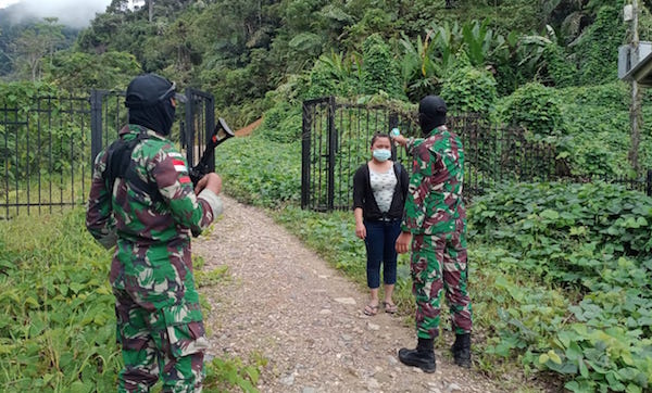 Dua Orang Ini Tak Berkutik Saat Tepergok Personel TNI di Jalur Tikus