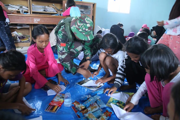 Prajurit TNI Bantu Memulihkan Trauma Bagi Anak Korban Gempa