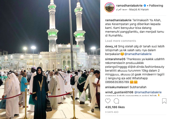 Gaya Glamor Nia Ramadhani - Ardie di Tanah Suci jadi Sorotan