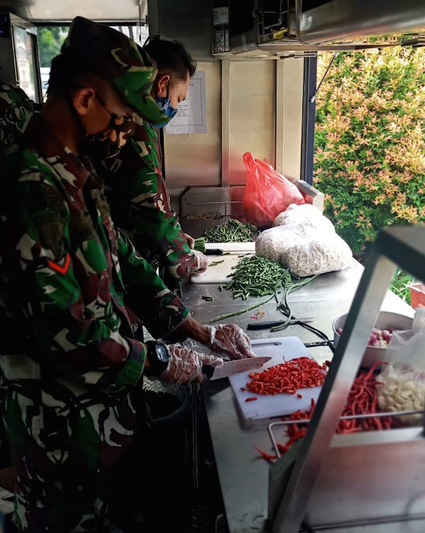 TNI Gelar Dapur Umum untuk Bantu Masyarakat Terdampak Covid-19