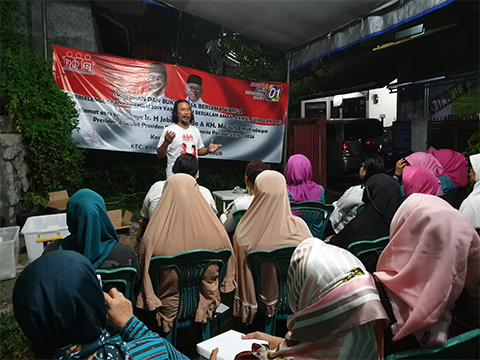 Mensyukuri Pemilu Damai, Relawan Jokowi Buka Puasa Bareng Warga di Condet