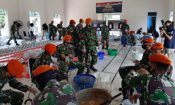 Paskhas TNI AU Bagikan 2.225 Takjil dan Nasi Kotak Untuk Warga Terdampak Covid-19