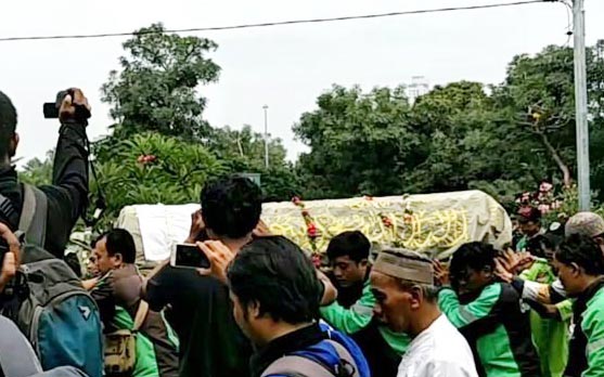 Pasukan Ojek Online Antar Laila Sari ke Pemakaman