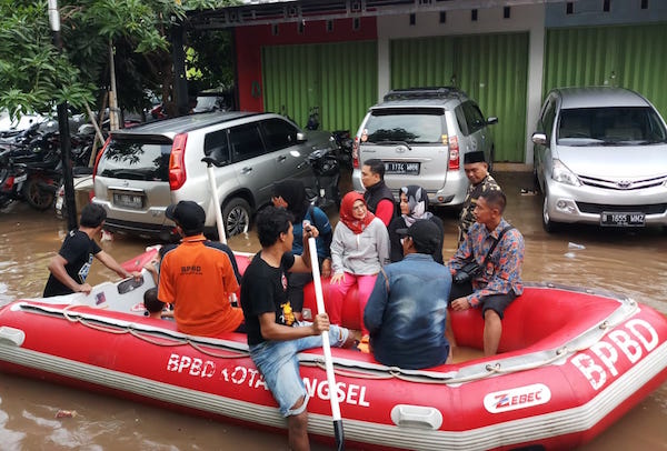 Siti Nur Azizah Bantu Korban Terdampak Banjir di Tangsel