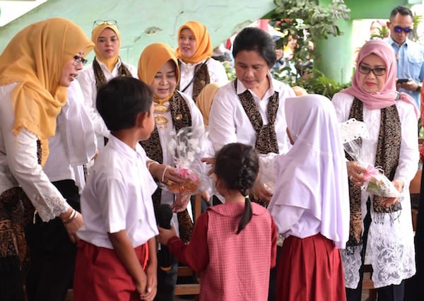 Sambangi SD di Sumedang, Begini Pesan Ibu Iriani Jokowi